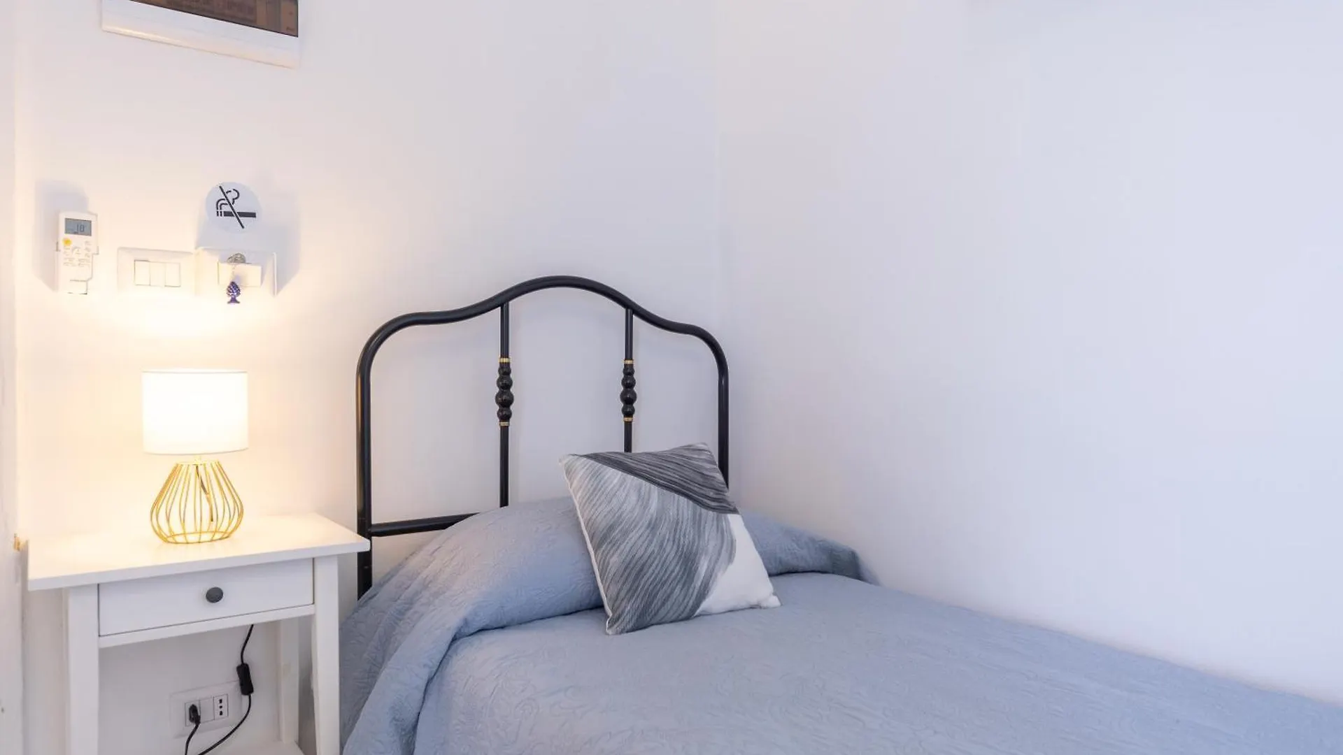 Pensión Casanova Rooms And Apartment To Rent Cefalú